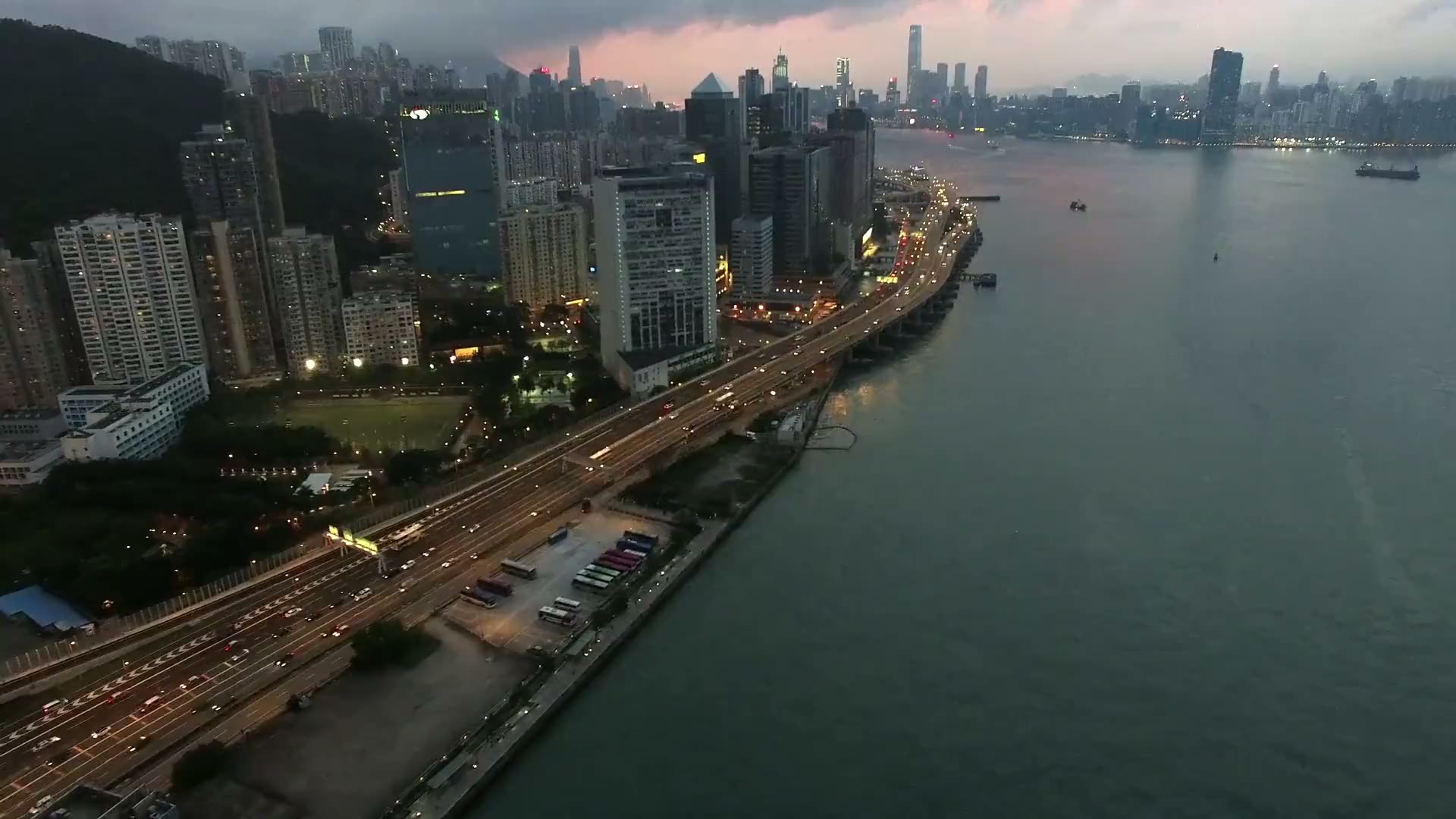 日落时分的维多利亚港与渡轮